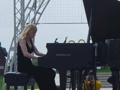 现场图片-芬兰著名女钢琴家劳拉·米考拉在演