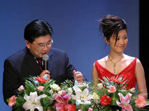 图文:上海国际电影节开幕式--主持人陈蓉和曹可