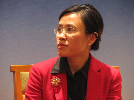 王丽丽在论坛上演讲_新浪上海
