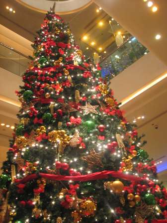 图文:酒店大堂漂亮的圣诞树