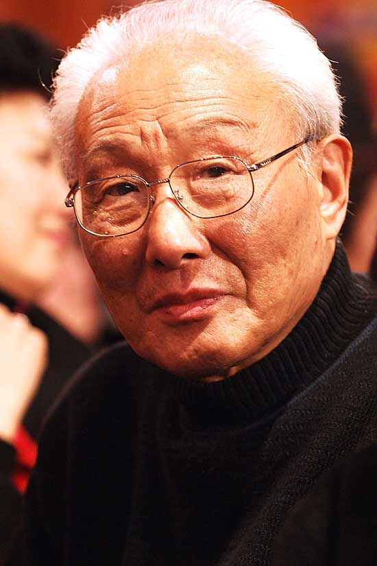 图文:华人群星新春大联欢现场演出-著名电影表演艺术家仲星火到场