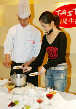 张娜拉爱上上海西餐 巧手制作西餐甜点(组图)-